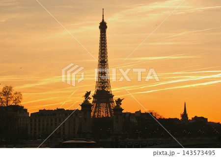 フランス・パリ、コンコルド橋から望む夕焼けとエッフェル塔のシルエット（2019年2月24日） 143573495