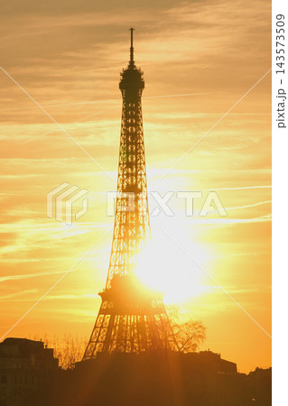 フランス・パリ、コンコルド橋から望む夕焼けとエッフェル塔のシルエット(2019年2月24日) フランス・パリ、コンコルド橋から望む夕焼けとエッフェル塔のシルエット(2019年2月24日) 143573509