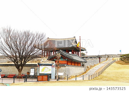 • 世界文化遺産 水原華城 東将台の歴史的建造物と遊歩道 • 世界文化遺産 水原華城 東将台の歴史的建造物と遊歩道 143573525