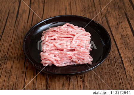 黒皿に盛り付けた豚の挽肉 143573644