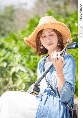 三線を弾く沖縄旅行の女性モデル 143574022