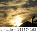 雲を蹴散らして街が目を覚ます朝日 143574162