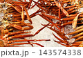 新潟県新潟市 鮮魚市場に並ぶ新鮮な紅ズワイガニ 143574338