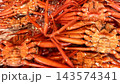新潟県新潟市 鮮魚市場に並ぶ新鮮な紅ズワイガニ 143574341