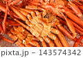 新潟県新潟市 鮮魚市場に並ぶ新鮮な紅ズワイガニ 143574342