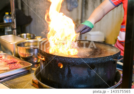 ラオスの屋台で炎を上げて焼く牛肉の串焼き ラオスの屋台で炎を上げて焼く牛肉の串焼き 143575565