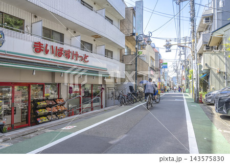 東京都世田谷区の都市風景 池ノ上駅前の池ノ上商栄会と商店街 東京都世田谷区の都市風景 池ノ上駅前の池ノ上商栄会と商店街 143575830