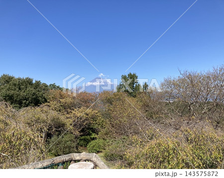 秋晴れの富士山 143575872
