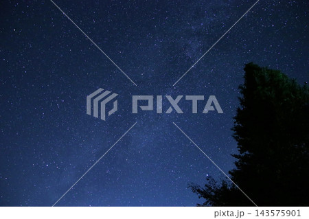 山奥の秋の星空 ※新月の夜(馬場島 ※富山県中新川郡上市町、撮影時期:10月) 山奥の秋の星空 ※新月の夜(馬場島 ※富山県中新川郡上市町、撮影時期:10月) 143575901