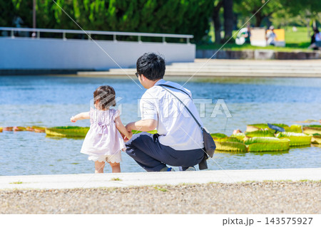 公園でパパと遊ぶ女の子 143575927