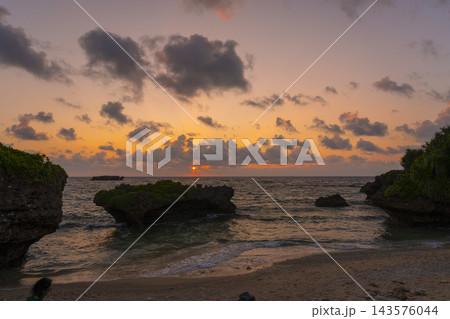 ホテルの近くのプライベートビーチから眺める　万座　沖縄の夕景 143576044