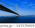 神戸市を臨む明石海峡大橋 143576609
