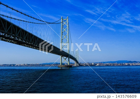 神戸市を臨む明石海峡大橋 神戸市を臨む明石海峡大橋 143576609