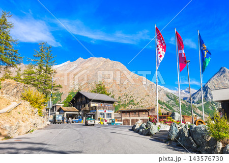 スイス　山岳リゾート　サースフェー 143576730