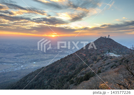 筑波山山頂で夕焼けを見る 筑波山山頂で夕焼けを見る 143577226