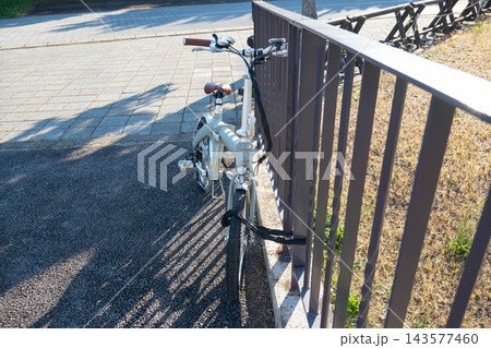 チェーンロックを施錠した自転車の防犯イメージ チェーンロックを施錠した自転車の防犯イメージ 143577460