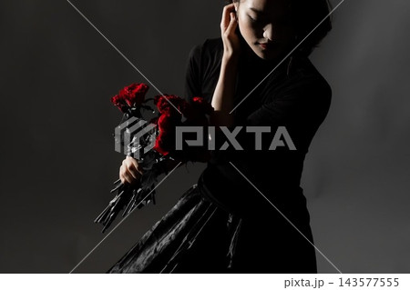 赤い花を持った女性 赤い花を持った女性 143577555