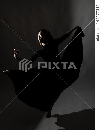暗い部屋で踊る女性 暗い部屋で踊る女性 143577556