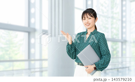 手で案内をする女性・ビジネスウーマン 143579210