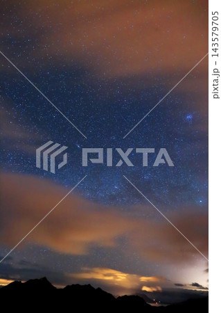 エクアドル・キロトア湖の満天の星空　アンデス山脈の夜景と雲 143579705