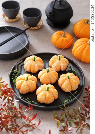 ハロウィン にんじんライスのかぼちゃ型おにぎり ハロウィン にんじんライスのかぼちゃ型おにぎり 143580134