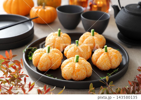 ハロウィン にんじんライスのかぼちゃ型おにぎり ハロウィン にんじんライスのかぼちゃ型おにぎり 143580135