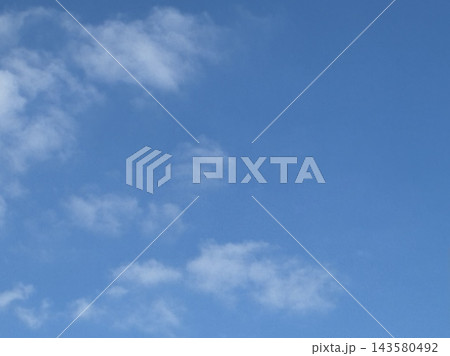 清々しい秋晴れの空と穏やかに広がる白い雲 清々しい秋晴れの空と穏やかに広がる白い雲 143580492