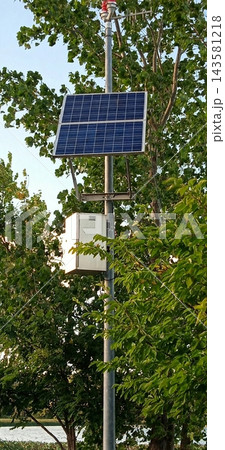 メンドータ湖畔のピクニックポイント近くに立つ太陽光発電設備の支柱と太陽電池パネル 143581218