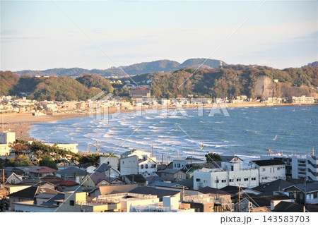 鎌倉市にある由比ヶ浜の風景 鎌倉市にある由比ヶ浜の風景 143583703