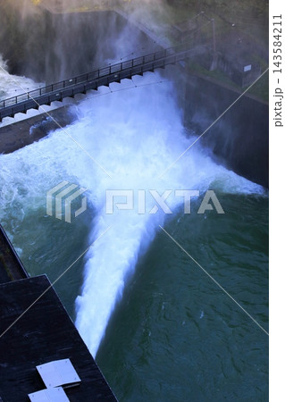 滝沢ダムの放水 勢いよく吐出されるダムの水 滝沢ダムの放水 勢いよく吐出されるダムの水 143584211
