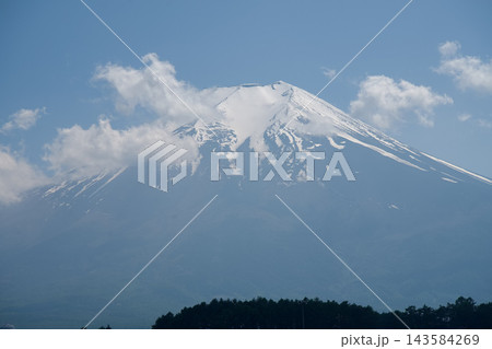 雪を頂いた富士山と青空 143584269