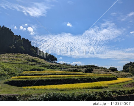秋晴れの青空とうろこ雲が広がる熊本県小国町の美しい棚田風景(横位置) 秋晴れの青空とうろこ雲が広がる熊本県小国町の美しい棚田風景(横位置) 143584507