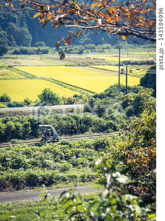 田園風景を走る軌道車 旧国鉄倉吉線 田園風景を走る軌道車 旧国鉄倉吉線 143584996