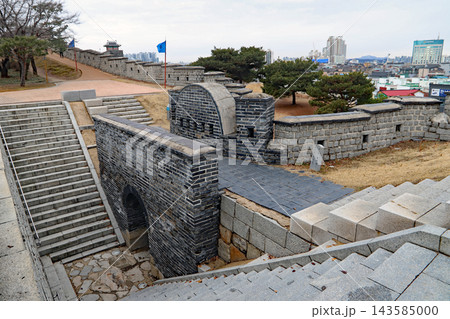 韓国の世界文化遺産 水原華城 東暗門と続く城壁の風景 韓国の世界文化遺産 水原華城 東暗門と続く城壁の風景 143585000