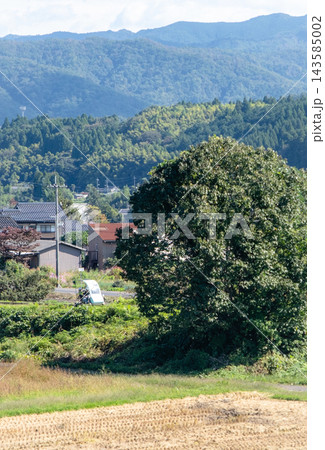 田園風景を走る軌道車　旧国鉄倉吉線 143585002