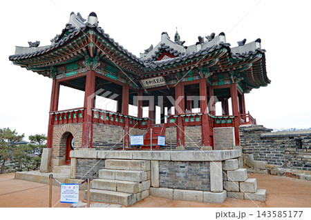 韓国の世界遺産 水原華城の訪花随柳亭(東北角楼)の歴史的建造物 韓国の世界遺産 水原華城の訪花随柳亭(東北角楼)の歴史的建造物 143585177