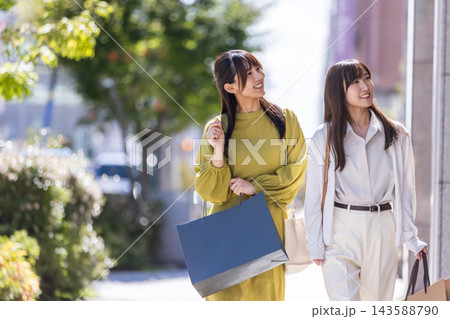 ショッピングを楽しむ女性 143588790