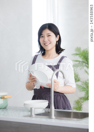 キッチンで家事をする女性 キッチンで家事をする女性 143588963