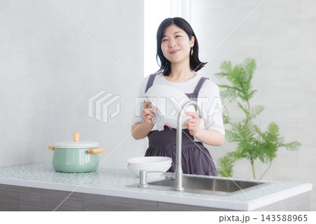キッチンで家事をする女性　 143588965