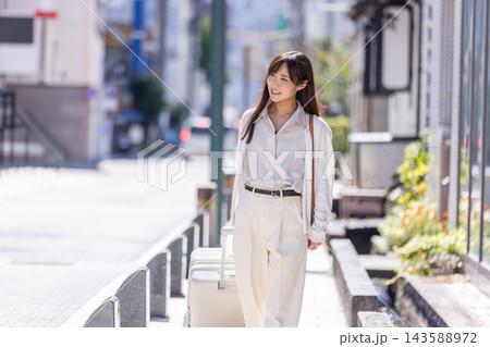 街中を歩く若い女性 街中を歩く若い女性 143588972
