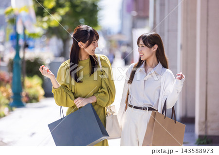 ショッピングを楽しむ女性 143588973