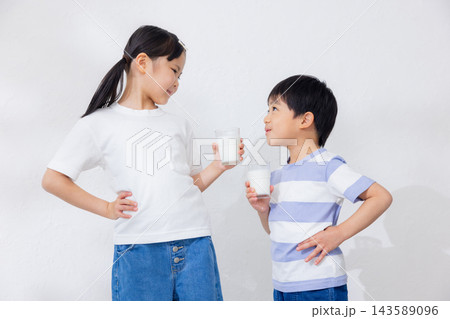 牛乳を飲む子供 143589096