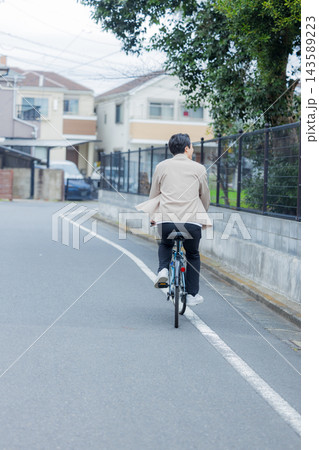 自転車に乗る男性 自転車に乗る男性 143589223