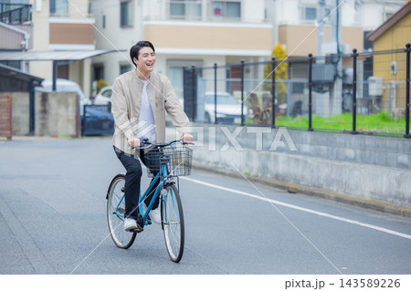 自転車に乗る男性 自転車に乗る男性 143589226