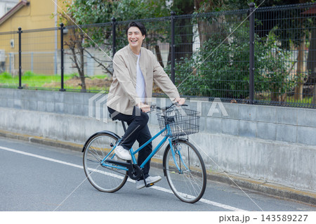 自転車に乗る男性 自転車に乗る男性 143589227