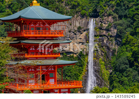 【和歌山県】晴天下の熊野那智大社・青岸渡寺三重塔と那智の滝 【和歌山県】晴天下の熊野那智大社・青岸渡寺三重塔と那智の滝 143589245
