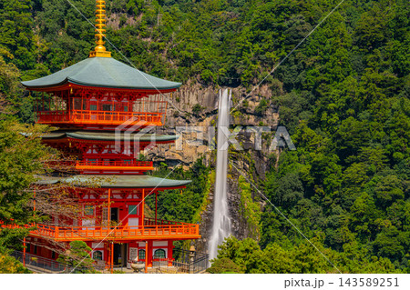 【和歌山県】晴天下の熊野那智大社・青岸渡寺三重塔と那智の滝 【和歌山県】晴天下の熊野那智大社・青岸渡寺三重塔と那智の滝 143589251