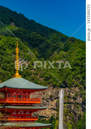 【和歌山県】晴天下の熊野那智大社・青岸渡寺三重塔と那智の滝 【和歌山県】晴天下の熊野那智大社・青岸渡寺三重塔と那智の滝 143589253