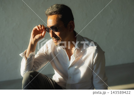 サングラスをかけた中年男性 143589422