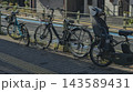 歩道脇に並んで駐輪された自転車と子乗せ自転車 143589431